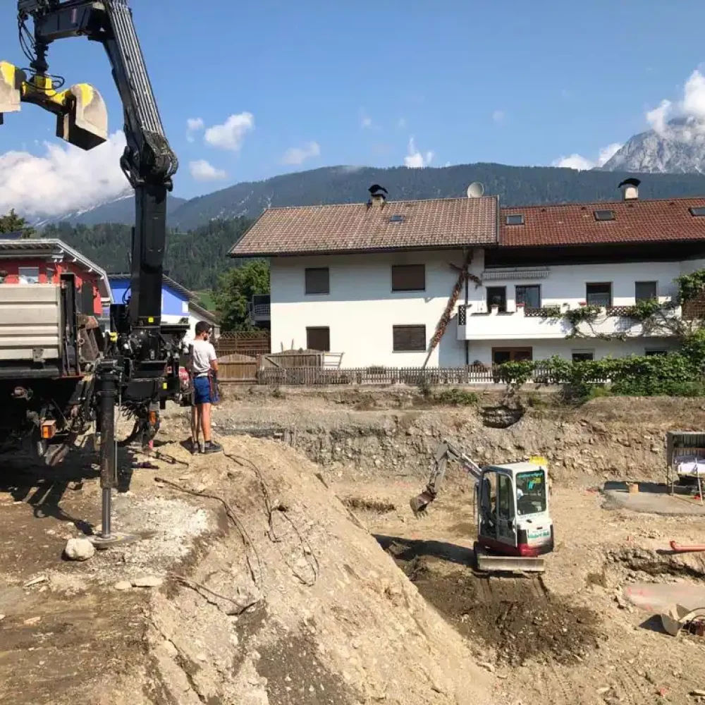 Hussl Erdbau Transporte LKW mit Kran und Kettenbagger TB016