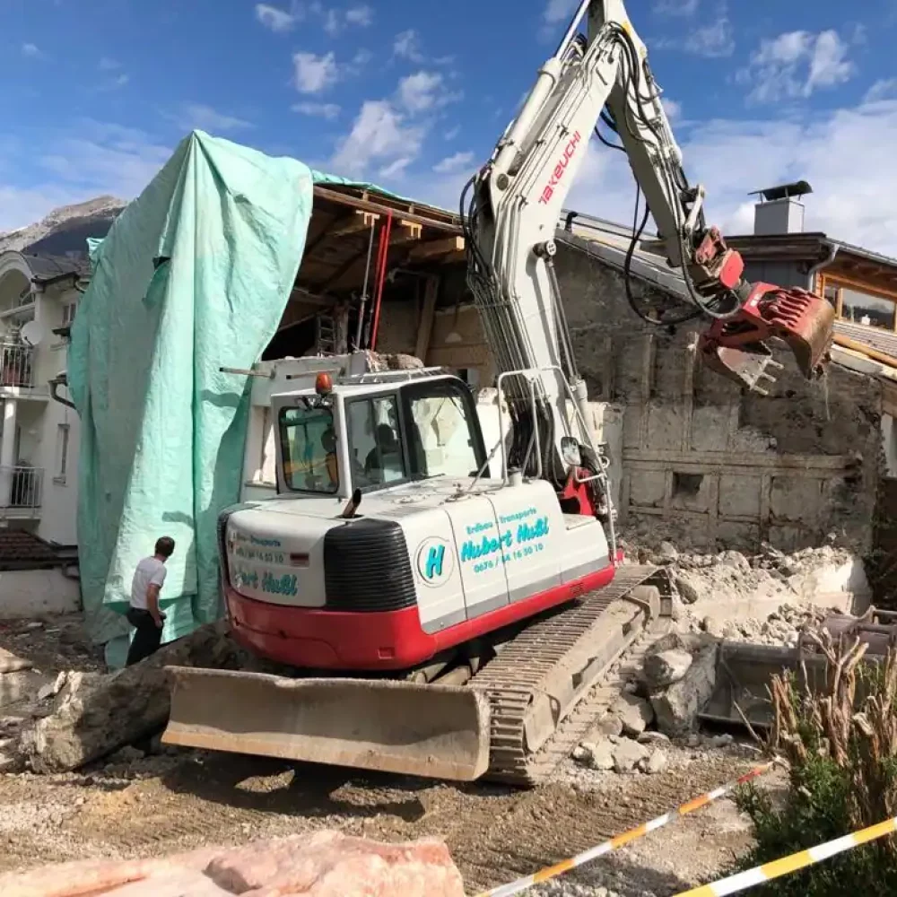 Hussl Erdbau Bagger auf der Baustelle Baggerarbeiten Schwaz