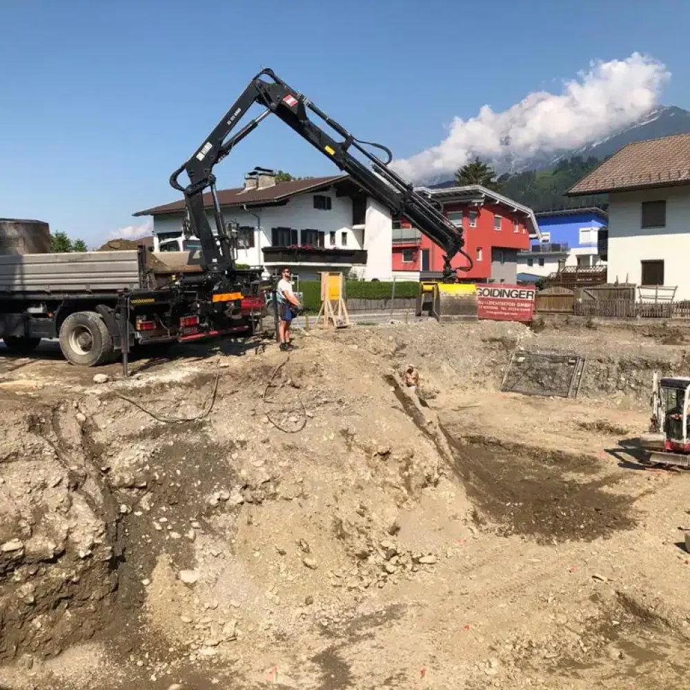 Hussl Erdbau Transporte LKW 2 Achser mit Kran Aushub auf der Baustelle