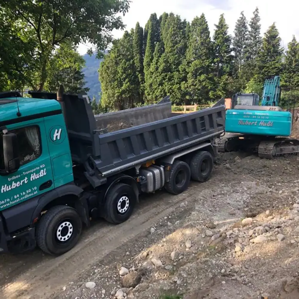 LKW 4 Achser mit Kobelco SK210 von Hussl Erdbau Transporte