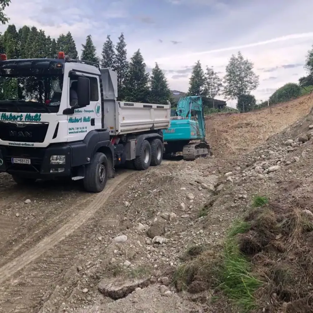 LKW 3 Achser aus dem Fuhrpark der Firma Hussl Erdbau Transporte.