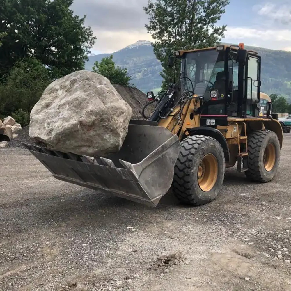 Lader Cat der Firma Hussl Erdbau Transporte aus Terfens in Tirol.